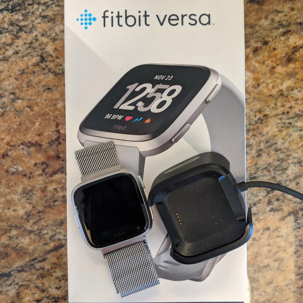 Fitbit Versa Silver - image 1